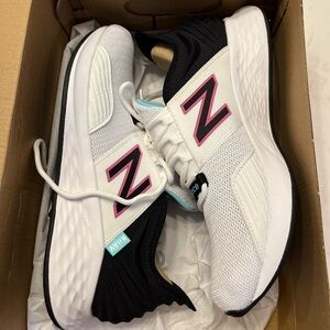 New Balance Fresh Foam Roav Running Shoes Women Size 9.5 Sneakers Athletic White